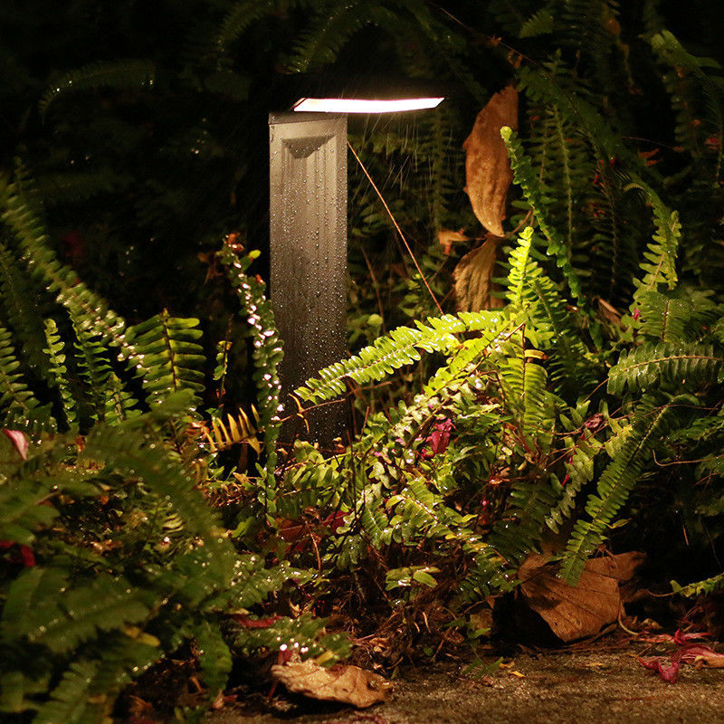 IP64 étanche à l'eau à la terre Plug-in lampes solaires pour jardin extérieur automatiquement allumée et éteinte