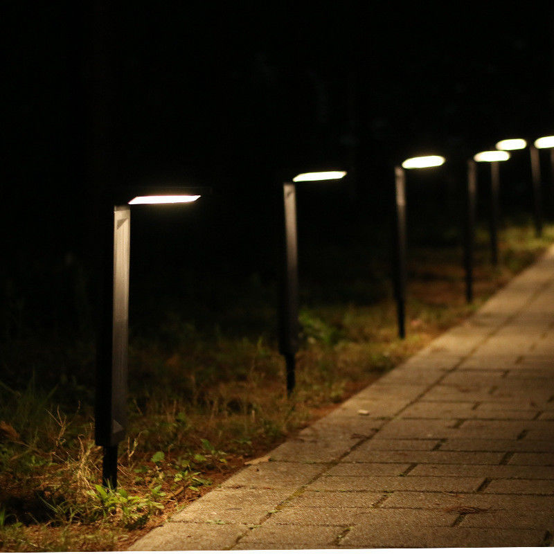 IP64 étanche à l'eau à la terre Plug-in lampes solaires pour jardin extérieur automatiquement allumée et éteinte