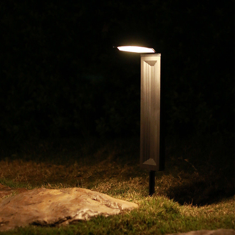 IP64 étanche à l'eau à la terre Plug-in lampes solaires pour jardin extérieur automatiquement allumée et éteinte
