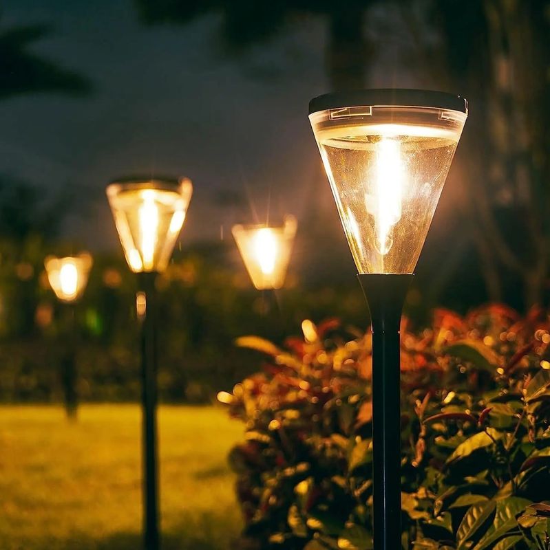 Indice de rendu des couleurs 80 Ra Outdoor alimenté par l'énergie solaire Blanc chaud 2 modes LED Lumières de pelouse de chemin de jardin
