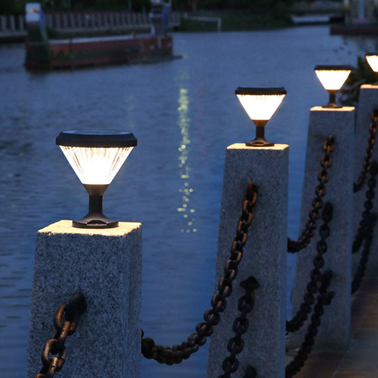 Lumière solaire étanche à l'eau à LED Lumières extérieures de colonne phare lampe de clôture de pilier avec 2-