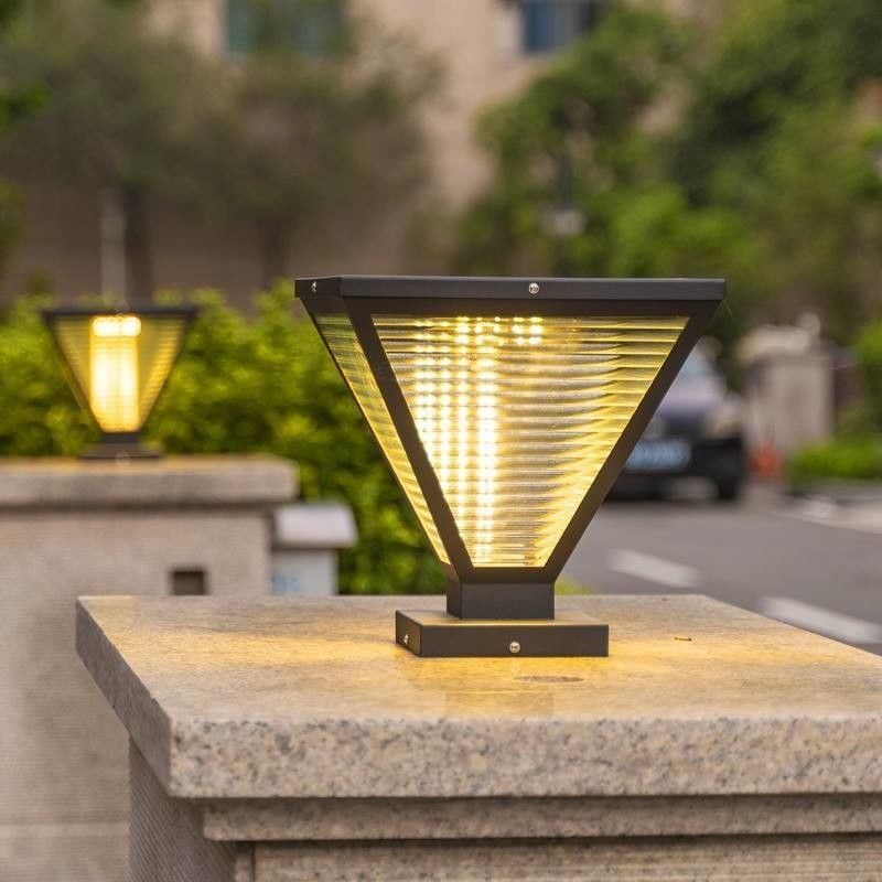 Lumière à base de piliers à LED à énergie solaire résistante à l'eau Lumière électrique pour colonne extérieure