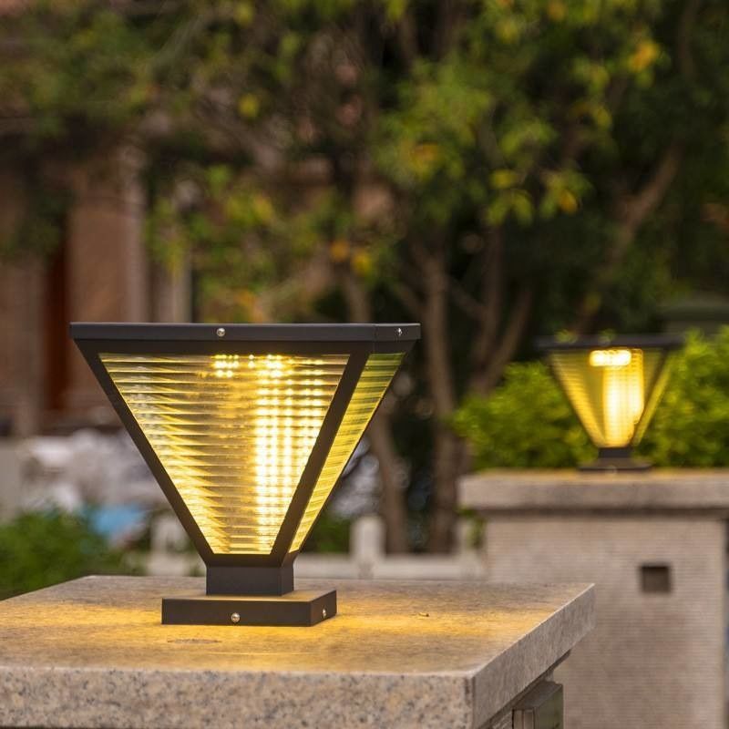 Lumière à base de piliers à LED à énergie solaire résistante à l'eau Lumière électrique pour colonne extérieure