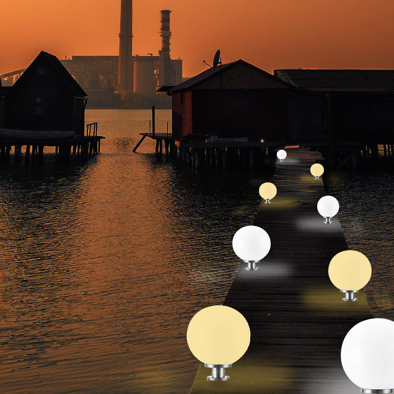 360° Angle de faisceau rond Lumières de poste de clôture solaire en plastique avec minuterie à distance et 3 couleurs