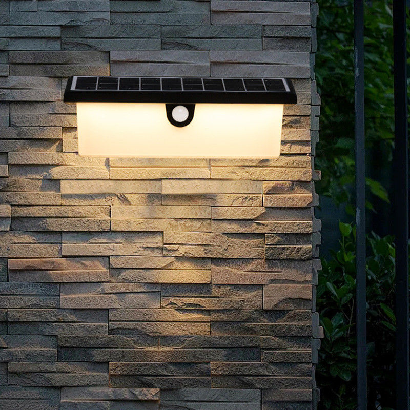 Lumière solaire étanche à l'eau à l'extérieur LED capteur de mouvement lampe de décoration pour le mur de jardin