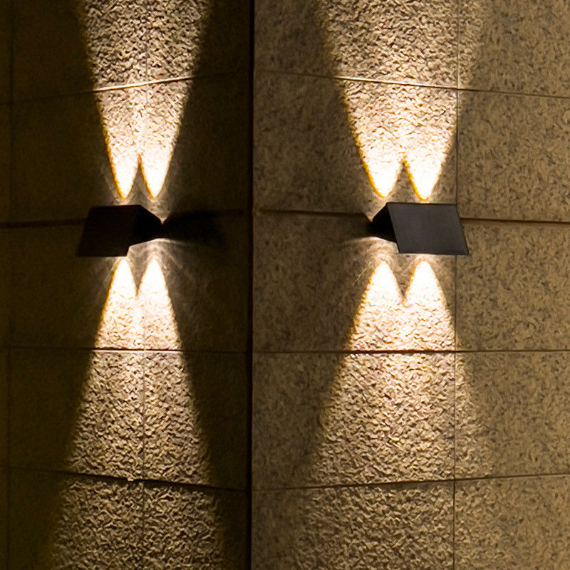 2800-3200K Température de couleur Lampes murales solaires pour la décoration de la cour extérieure de la villa