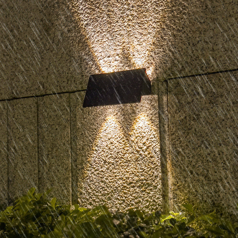 2800-3200K Température de couleur Lampes murales solaires pour la décoration de la cour extérieure de la villa