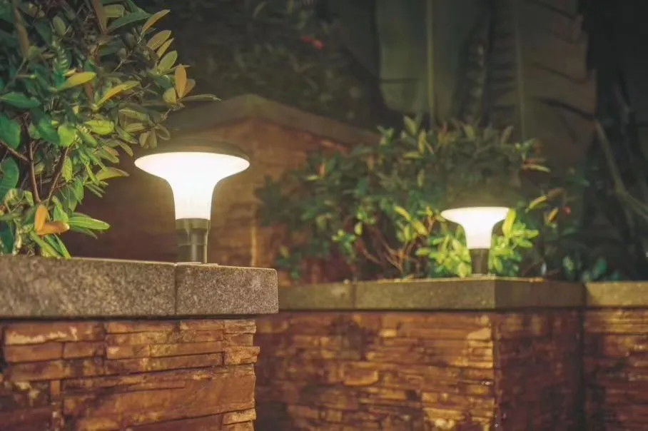 IP65 Lumière de pilier solaire avec support de flou
