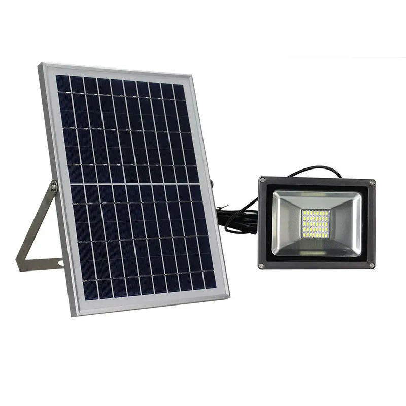 Éclairage solaire avec atténuation et mode de fonctionnement automatique de nuit