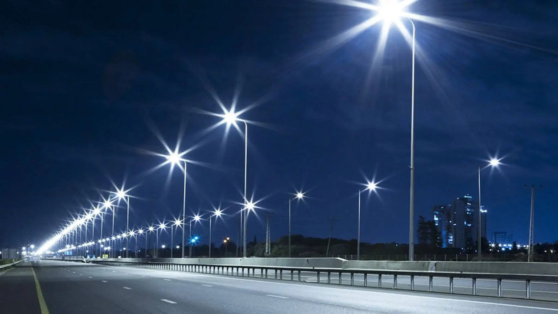 100W 200W 300W Lumière solaire de rue tout en un LED pour l'éclairage extérieur imperméable à l'eau IP67